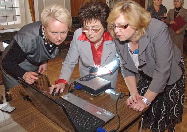Prelegentki konferencji podczas przygotowywania swoich prezentacji - od lewej Izabela Ciuńczyk, Elżbieta Gruchała oraz Teresa Ogniewska, która przybliżyła tematykę interwencji profilaktycznej.