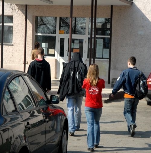 Rodzice, którzy chcą zapisać swoje dzieci do Szkoły Podstawowej nr 36 przy ul. Wojciechowskiego mają nie łatwy orzech do zgryzienia. To, czy szkoła ocaleje, okaże się dopiero 16 kwietnia.