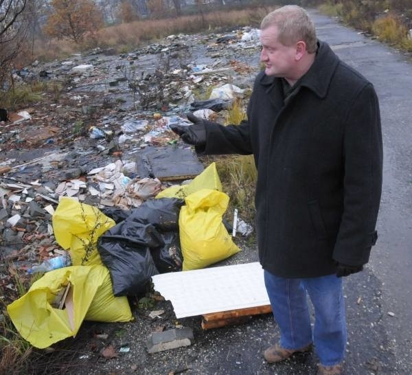 Grzegorz Chudomięt, szef rady miasta chce, aby gmina sama posprzątała ten teren i obciążyła kosztami jego właściciela.