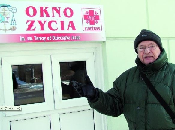 &#8211; Trzeba cieszyć się z tego okna, a nie wrzucać śmieci &#8211; mówi Józef Wierzbicki. &#8211; Tym, którzy to robią, należy się kara.