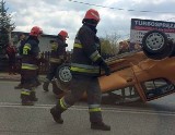 Gmina Wolanów: zderzenie i dachowanie na dwunastce (zdjęcia)