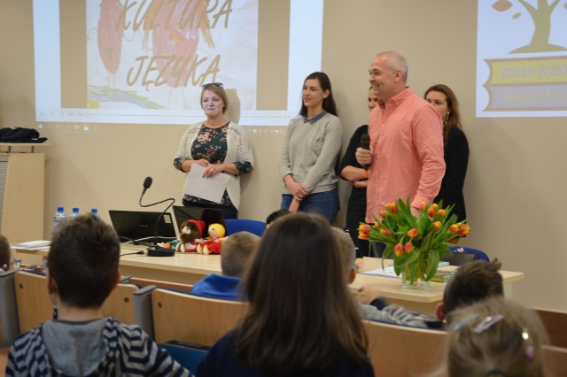 Studenci i wykładowca Instytutu Slawistyki UO rozmawiali z uczniami o czeskich bajkach.