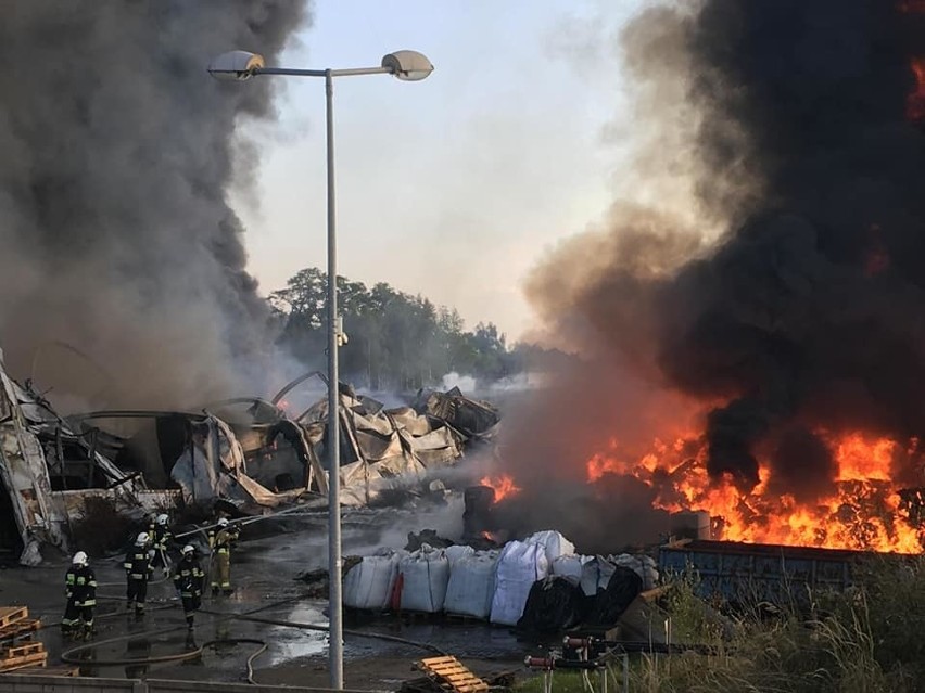 Pożar zakładu recyklingu w Myszkowie gasiło 35 zastępów...