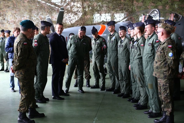 Minister obrony narodowej Tomasz Siemoniak w rozmowie z radomskimi lotnikami.