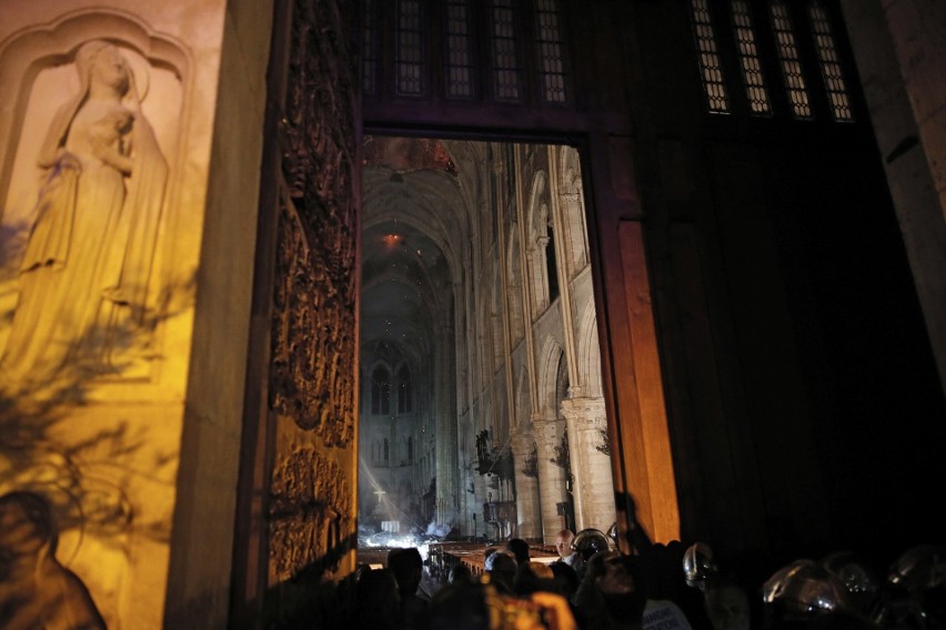 Widok od strony drzwi wejściowych do katedry Notre Dame