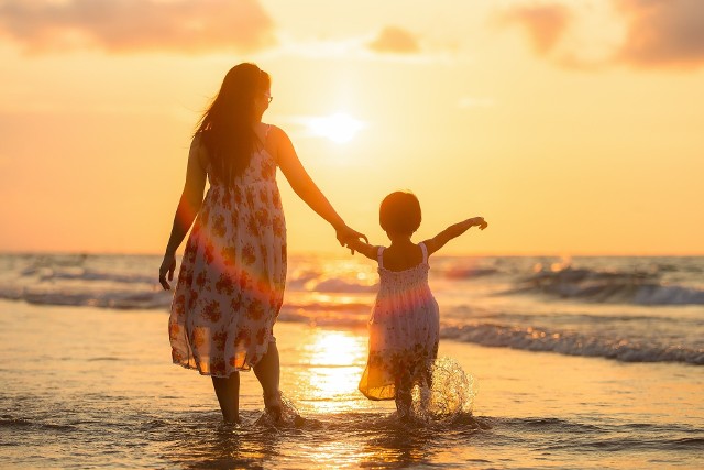 Mamy w Polsce mogą otrzymać dodatkowe pieniądze. Wszystko dzięki świadczeniu uzupełniającemu "Mama 4+". Program ma za zadanie zagwarantować niezbędne środki do życia osobom, które spełnią określone warunki. Świadczenie "MAMA 4+" mogą otrzymać również ojcowie! Jakie warunki trzeba spełnić?