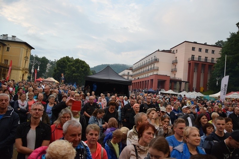 Krynica-Zdrój. Muzyczne powitanie lata otworzył na deptaku Ivan Komarenko [ZOBACZ ZDJĘCIA]