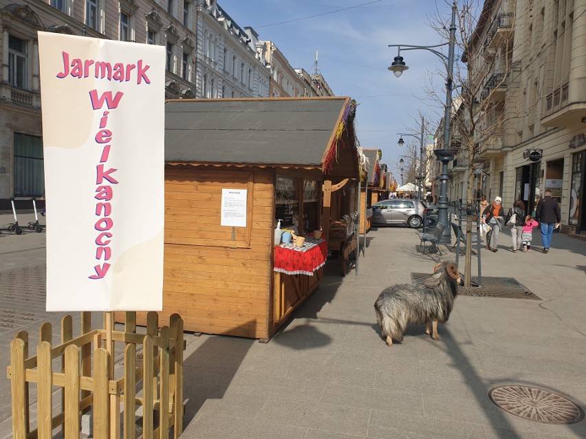 Niektóre smakołyki kupimy tylko na jarmarku. W sklepach są...