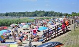 Jezioro Tarnobrzeskie tętni życiem! Tropikalna wakacyjna niedziela przyciągnęła na plażę w Tarnobrzegu tysiące osób. Zobaczcie zdjęcia! 