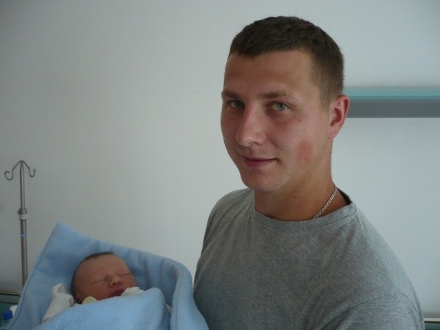 Oliwier Parzych urodził się w poniedziałek 8 lipca. Ważył 3480 i mierzył 56 cm. To pierwsze dziecko Karoliny i Adriana z Brzozowej. Na zdjęciu z tatą