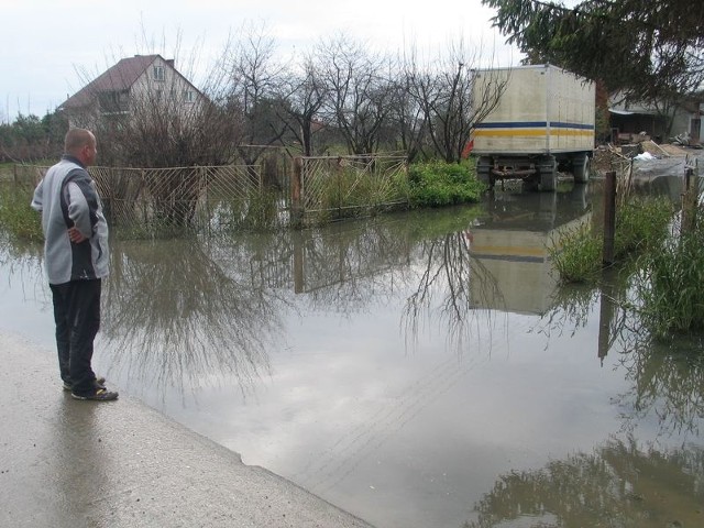 Ulica Szklana i pobliskie tereny oraz domy w Wielowsi nadal stoją w wodzie