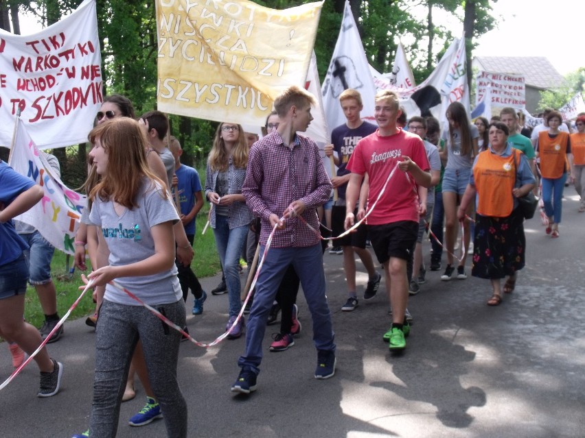 Uczestnicy nieśli transparenty