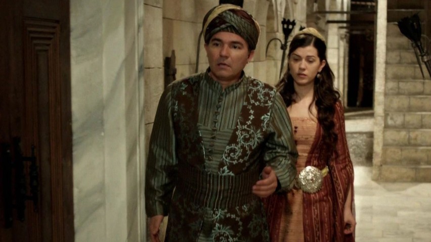 Mustafa zmusza matkę, aby odesłała Efsun do pałacu w Edirne,...