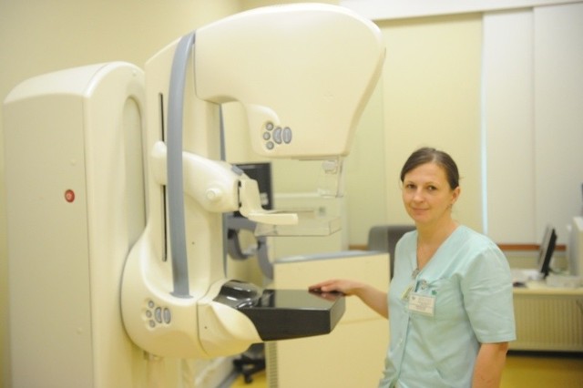 Katarzyna Kryś, starszy technik mammografii w Opolskim Centrum Onkologii: - Obserwujemy, że coraz więcej pań poddaje się badaniom piersi, wzrosła ich świadomość. To pozytywne zjawisko.
