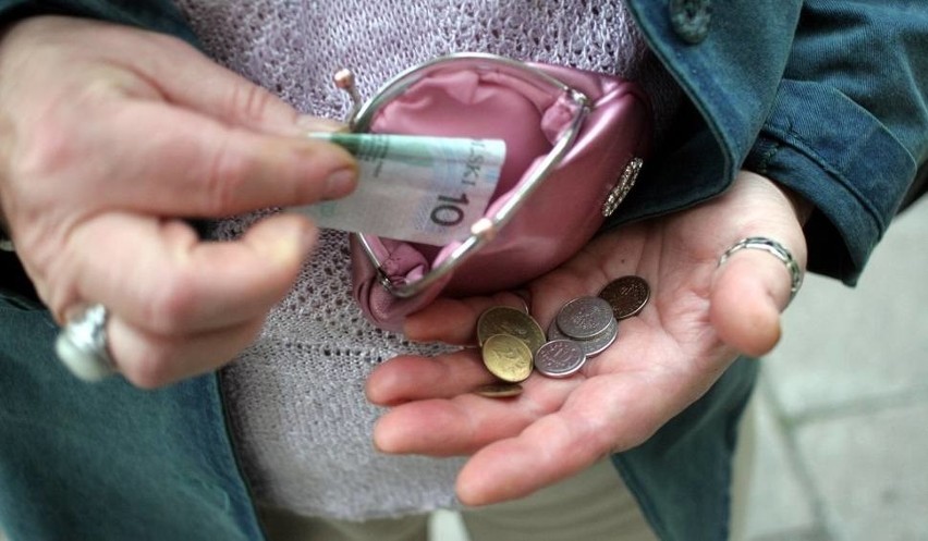 Niepokojący sondaż. Polacy nie odkładają na emeryturę. Za ile przyjdzie im żyć? [infografiki] 
