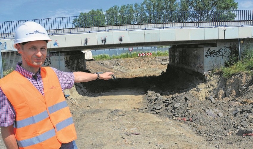 Rafał Pietrończyk przed wiaduktem na ul. Warsztatowej....