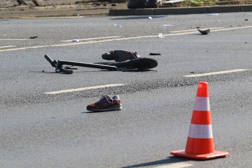 Tragiczny wypadek na Legnickiej. Nie żyje mężczyzna jadący na hulajnodze