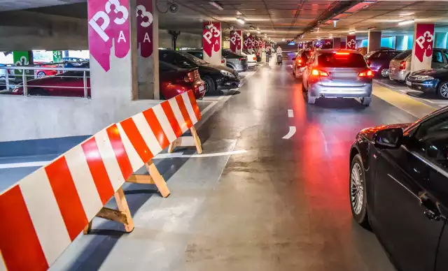 Stłuczki na parkingach są wciąż problemem, choć statystyki policji dotyczące kolizji drogowych z roku na rok topnieją.