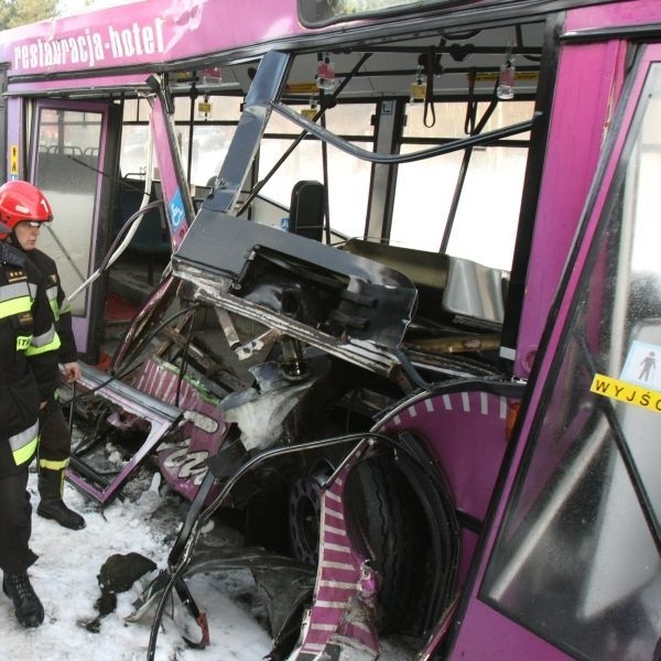 Autobus został uderzony przez lokomotywę centralnie w bok, przy małej prędkości - relacjonują świadkowie zdarzenia