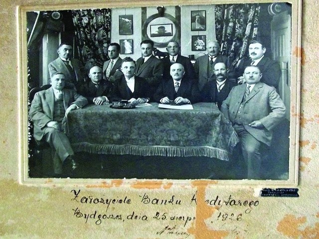 Unikatowa fotografia z 1926 roku. Kim byli założyciele Banku Kredytowego?
