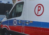 Czołowe zderzenie auta z ciągnikiem w gminie Nowy Korczyn. Kobieta w szpitalu