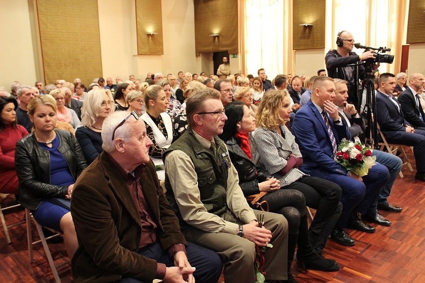 Takich tłumów na sesji inauguracyjnej w Białogardzie jeszcze...