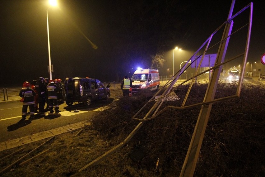 Wypadek na Strzegomskiej - renault wpadło w poślizg na pustej drodze (ZDJĘCIA)