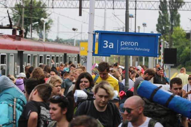 W środę rano, 2 sierpnia, do Kostrzyna przyjechały niemal równocześnie cztery pociągi, m.in. z Warszawy, Zielonej Góry i Szczecina.