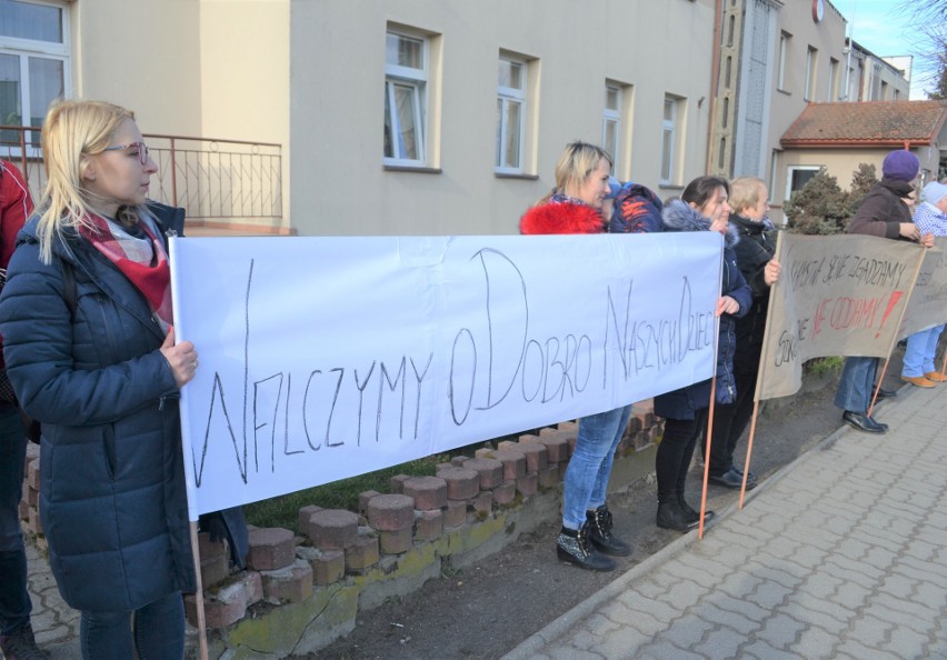 Kilkudziesięciu mieszkańców Trzemiętowa przyjechało...