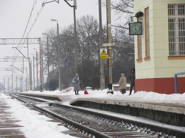 To zdjęcie zrobiliśmy tydzień temu, gdy na dworze panowały minusowe temperatury. W takich warunkach trzeba czekać na pociąg w Dobiegniewie, bo o 17.00 poczekalnia jest już zamykana.