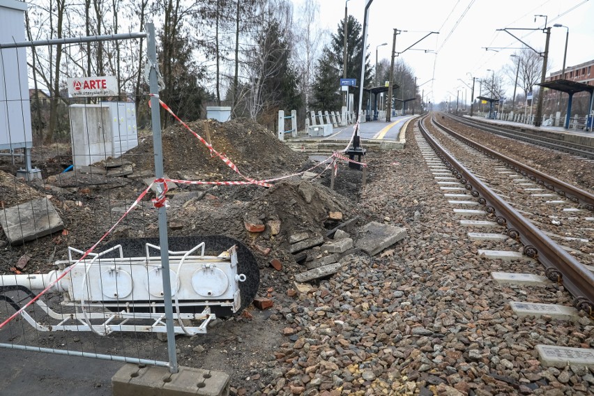 Przystanek kolejowy Kraków Sidzina w opłakanym stanie [ZDJĘCIA]