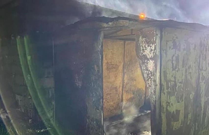 Nocny pożar garażu przy ul. Rolniczej w Toruniu. Strażacy w niecałą godzinę ugasili ogień