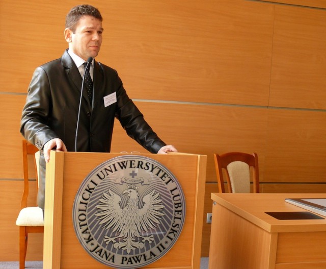Sędzia Robert Pelewicz na konferencji naukowej.