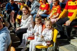 Kibice Jagiellonii Białystok święcili wielkanocne pokarmy na stadionie miejskim. Piękna pogoda, niezła frekwencja (zdjęcia)