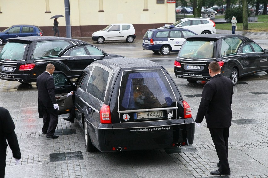 Pożegnanie żołnierzy wyklętych w łódzkiej katedrze: "Stajemy przed trumnami bohaterów" [FOTO]