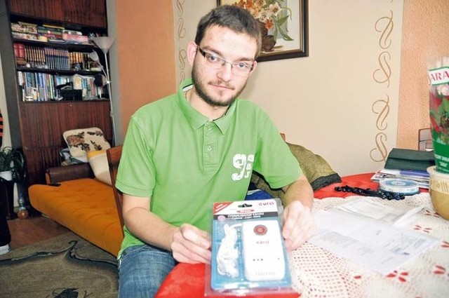 Grzegorz Duński nie chce już dłużej ryzykować życiem i zdrowiem, więc kupił czujnik wykrywający tlenek węgla.