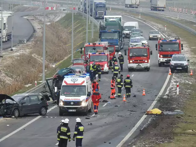 Stare Krzewo. Wypadek śmiertelny na DK8. Niedaleko miejscowości Jerzewo Stare zderzyły się dwa auta osobowe i ciężarówka