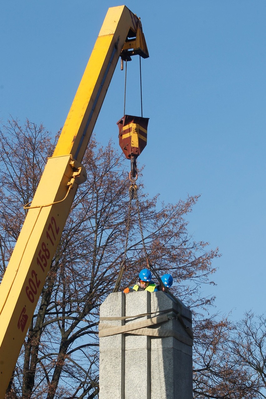 Burzą pomnik wdzięczności Armii Czerwonej w Łańcucie 