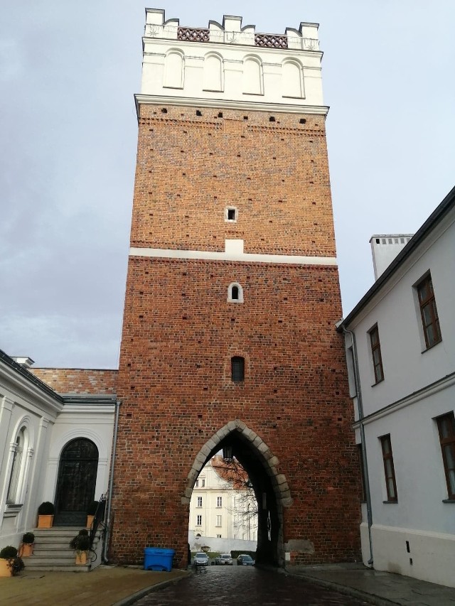 W trosce o bezpieczeństwo zwiedzających Bramę Opatowską Straż Pożarna w Sandomierzu przeprowadzi w dniach  od 4 do 6 kwietnia  szkolenie, które pozwoli na podejmowanie sprawnych działań w sytuacjach zagrożenia i potrzeby interwencji z ich strony.