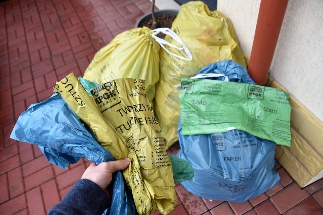 Worki na odpady, które w ostatnich tygodniach trafiają do mieszkańców są dużo mniejsze niż powinny