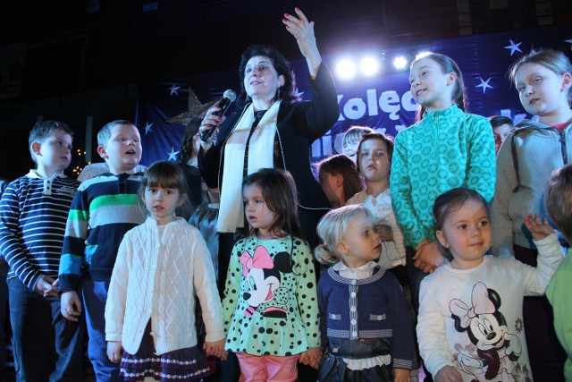 Eleni zaprosiła na scenę dzieciaki, które bez żadnej tremy wspólnie śpiewały kolędy.