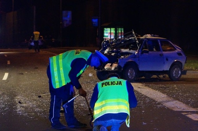 W tragicznym wypadku w Katowicach Giszowcu śmierć poniosła kobieta i dziecko. Rozpędzone BMW uderzyło w fiata z wielką siłą