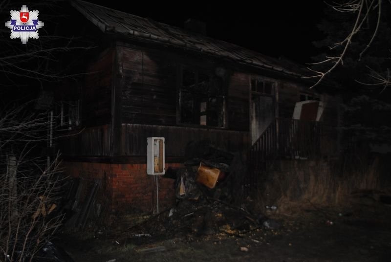 Pożar w Krasnymstawie. Płonął drewniany budynek. Strażacy znaleźli w środku zwłoki kobiety