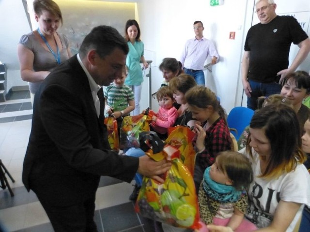 Wiceprezes Stowarzyszenia Bezpieczny Powiat Staszowski Artur Garbacki rozdał pacjentom oddziału dziecięcego szpitala w Staszowie prezenty z okazji Dnia Dziecka.