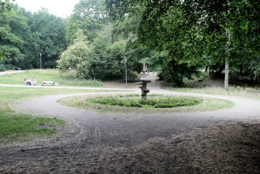 Park leży w Śródmieściu pomiędzy ulicami: Matejki,...