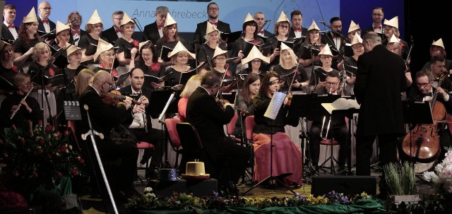 Zespół The G Singers oraz Orkiestra Salonowa „Moderato” wystąpiły podczas koncertu „Najpiękniejsza w kadrze” w Centrum Kultury Teatr w Grudziądzu