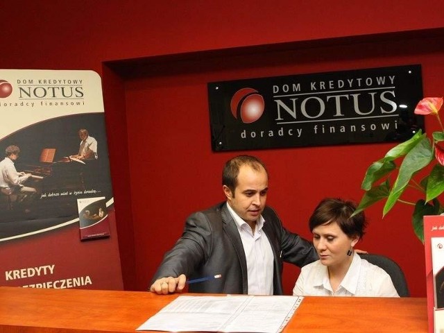 Justyna Bryndal i Samir Chibani ze słupskiego Domu Kredytowego Notus ustalają ostatnie wskazówki przed otwarciem biura.