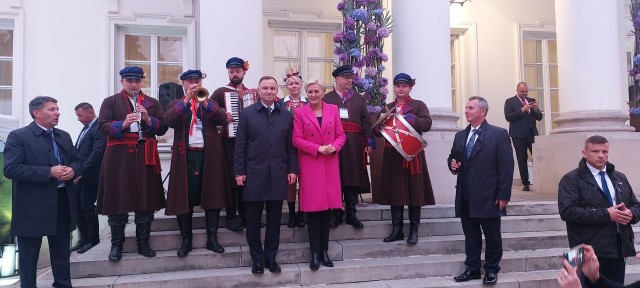 Para Prezydencka i Krasocka Kapela na dziedzińcu Belwederu podczas Dożynek Prezydenckich.