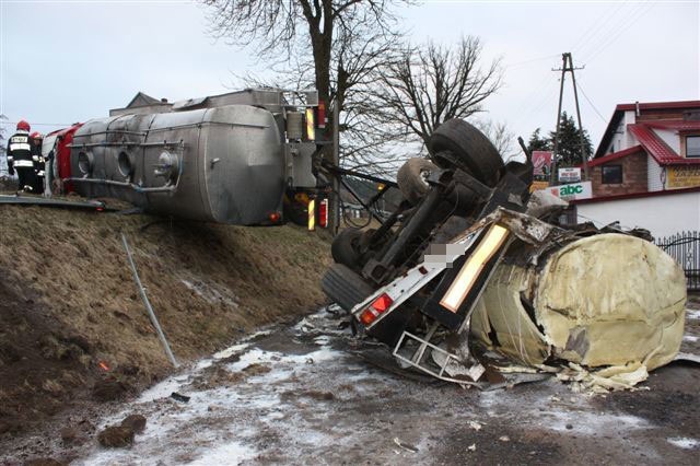 Wypadek w Pękaninie. Tir wpadł w poślizg.