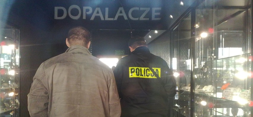 Policja zjawiła się dziś w sklepie z dopalaczami na ulicy...